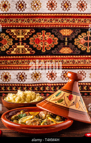 Tradizionale marocchino Tagine di pollo con olive e limoni salate, il fuoco selettivo. Foto Stock