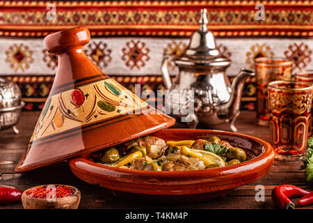 Tradizionale marocchino Tagine di pollo con olive e limoni salate, il fuoco selettivo. Foto Stock