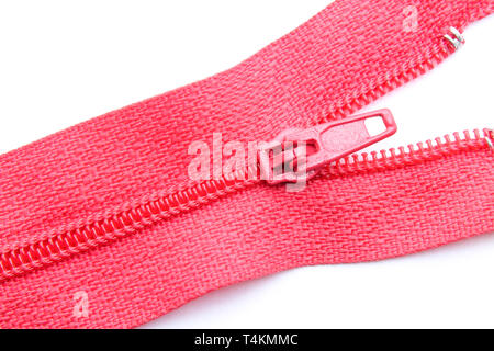 Red zipper closeup isolati su sfondo bianco Foto Stock