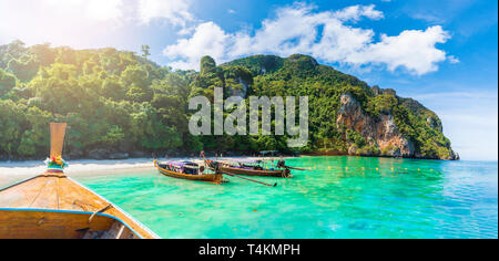 Tradizionale barca dalla coda lunga sulla famosa spiaggia di scimmia, le Isole Phi Phi, Thailandia Foto Stock