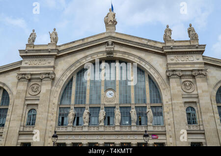 Stazione ferroviaria di Parigi Gare du Nord, Parigi, Francia. Facciata con orologio e scritte in pietra. Statue. Logo del marchio SNCF. Intagli Foto Stock