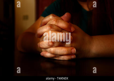 Foto di mani di una donna in posizione di preghiera Foto Stock