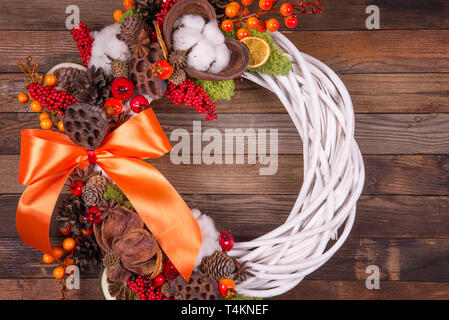 Ghirlanda di Natale su uno sfondo di legno Foto Stock