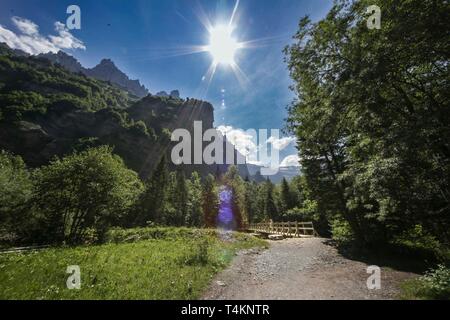 Escursione di percorso attraverso le gamme della montagna di fronte fiume (ponte) di Chamonix, Francia. Foto Stock