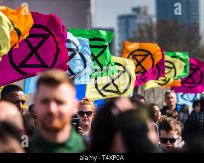 Estinzione Rebellion protesta sul Waterloo Bridge nel centro di Londra. I pedoni passano le proteste che hanno chiuso il ponte al traffico. Foto Stock