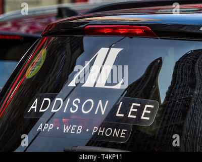 Addison Lee taxi in attesa di passeggeri nel centro di Londra. La società gestisce una flotta di veicoli 4000, principalmente in Londra Foto Stock