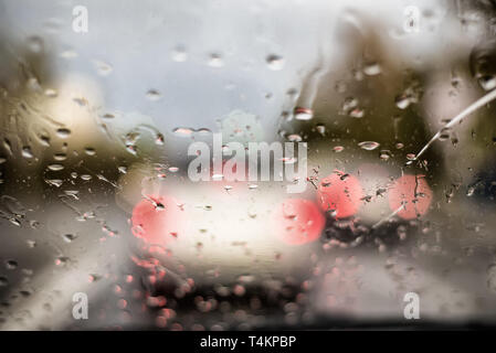 Gocce di pioggia su una lastra di vetro Foto Stock