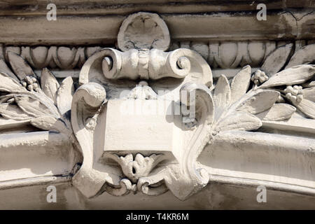 Rilievi, simboli, statue e decorazioni architettoniche degli edifici antichi. Parigi Foto Stock