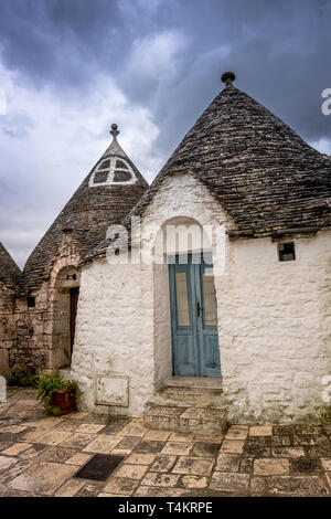 Cupole di Trulli, tradizionali case costruite con pietre a secco e tetto conico, Alberobello, Sito Patrimonio Mondiale dell'UNESCO, Valle d'Itria, piccola cittadina vicino a Bari Foto Stock