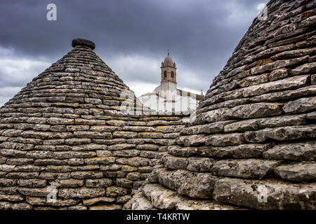 Cupole di Trulli, tradizionali case costruite con pietre a secco e tetto conico, Alberobello, Sito Patrimonio Mondiale dell'UNESCO, Valle d'Itria, piccola cittadina vicino a Bari Foto Stock