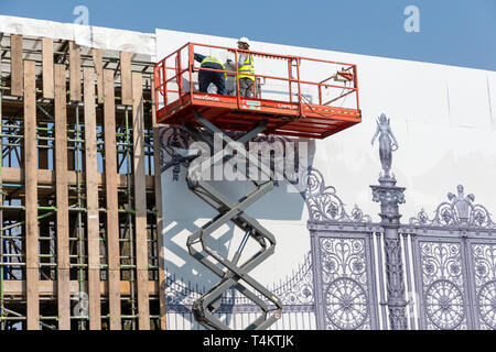 17 Aprile 2019 - Warrington Town Hall Golden Gates sono stati rimossi per il restauro e una grande impronta lasciata al loro posto. Operai usando un Skyjac Foto Stock