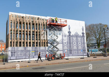 17 Aprile 2019 - Warrington Town Hall Golden Gates sono stati rimossi per il restauro e una grande impronta lasciata al loro posto. Operai usando un Skyjac Foto Stock