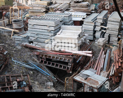 Molti dei materiali di costruzione, i blocchi di calcestruzzo, tubi al sito in costruzione Foto Stock