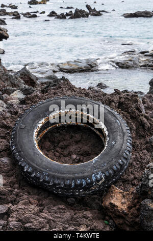 Vecchio carrello pneumatico lavato fino sulle rocce al Playa San Juan, Tenerife, Isole Canarie, Spagna Foto Stock