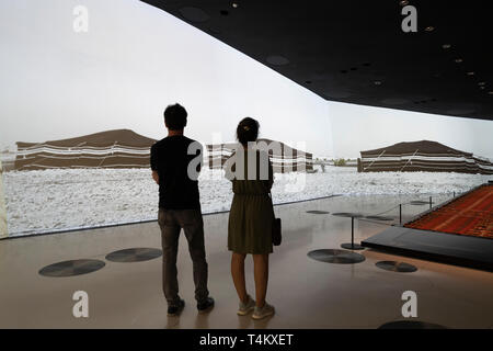 Video installazione in Qatar la vita e la cultura del nuovo Museo Nazionale del Qatar a Doha , Qatar. Architetto Jean Nouvel. Foto Stock