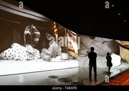 Video installazione in Qatar la vita e la cultura del nuovo Museo Nazionale del Qatar a Doha , Qatar. Architetto Jean Nouvel. Foto Stock