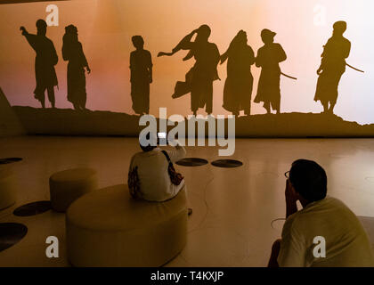 Video installazione in Qatar la vita e la cultura del nuovo Museo Nazionale del Qatar a Doha , Qatar. Architetto Jean Nouvel. Foto Stock