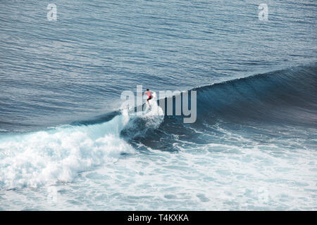 Surfer in oceano su grandi onde. Bali surf riprese aeree. sport d'acqua. Un sano stile di vita attivo. Surf. La vacanza estiva. Sport estremo. Foto Stock