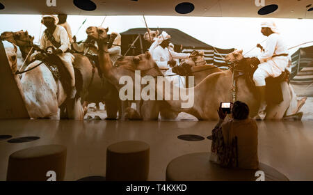 Video installazione in Qatar la vita e la cultura del nuovo Museo Nazionale del Qatar a Doha , Qatar. Architetto Jean Nouvel. Foto Stock