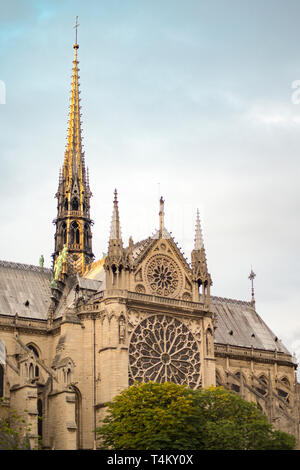 Splendido tramonto sulla cattedrale di Notre Dame con puffy nuvole, Parigi, Francia Foto Stock