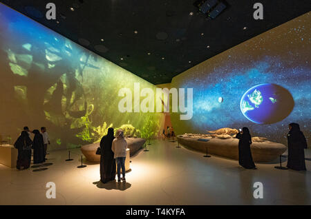 Video installazione in Qatar la vita e la cultura del nuovo Museo Nazionale del Qatar a Doha , Qatar. Architetto Jean Nouvel. Foto Stock