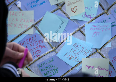 Colorato di Post-it con suggerimenti sulle pareti presso il Centro di Arte e cultura sul . La Russia Berezniki 26 maggio 2019 Foto Stock
