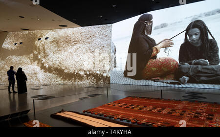 Video installazione in Qatar la vita e la cultura del nuovo Museo Nazionale del Qatar a Doha , Qatar. Architetto Jean Nouvel. Foto Stock