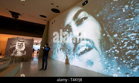 Video installazione in Qatar la vita e la cultura del nuovo Museo Nazionale del Qatar a Doha , Qatar. Architetto Jean Nouvel. Foto Stock