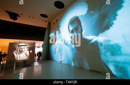 Video installazione in Qatar la vita e la cultura del nuovo Museo Nazionale del Qatar a Doha , Qatar. Architetto Jean Nouvel. Foto Stock