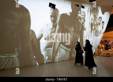 Video installazione in Qatar la vita e la cultura del nuovo Museo Nazionale del Qatar a Doha , Qatar. Architetto Jean Nouvel. Foto Stock