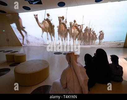 Video installazione in Qatar la vita e la cultura del nuovo Museo Nazionale del Qatar a Doha , Qatar. Architetto Jean Nouvel. Foto Stock