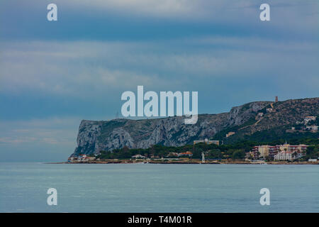 Denia Alicante, Spagna, 21 novembre 2018: San Antonio cape da de l'ingresso al porto di Denia Foto Stock