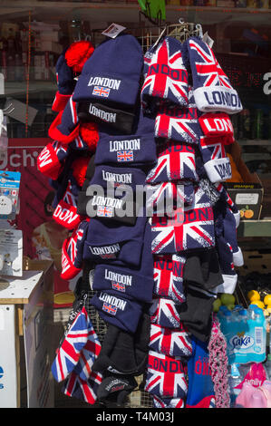 Colorati cappelli di souvenir in vendita a Londra Foto Stock