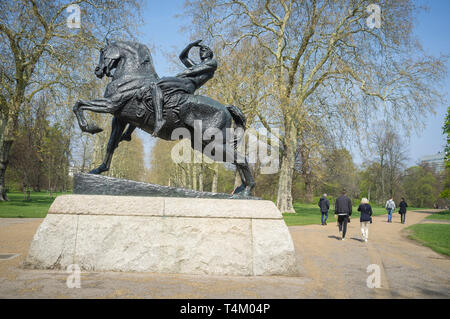 Lifesize bronze 'energia fisica' scultura in Hyde Park, Londra da George Frederick Watts Foto Stock