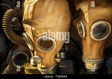 Vecchio di maschere antigas Foto Stock