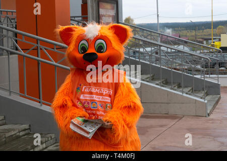 Galamart fox maschera bianca neve . La Russia Berezniki 3 Ottobre 2018 . Foto Stock