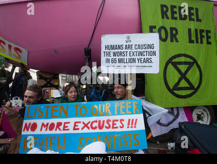 Estinzione della ribellione manifestanti bloccano la giunzione principale a Oxford Circus chiedendo che il governo a portare nelle legislazioni più severe in materia di cambiamento climatico. Foto Stock