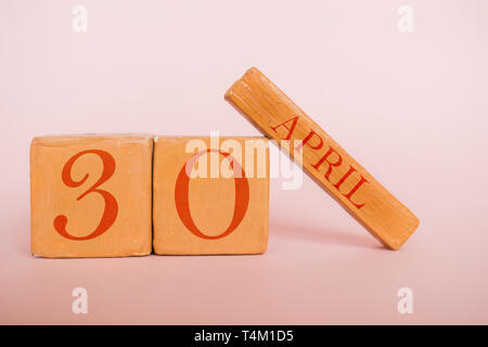 Aprile 30th. Giorno 30 del mese, fatta a mano in legno calendario cubo su moderni colori dello sfondo. molla mese, giorno dell'anno concetto. Foto Stock