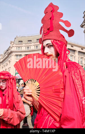 Londra, UK.xvii Apr, 2019. Tre giorni di proteste a Londra fermando il traffico attorno a Oxford Circus. Foto Stock