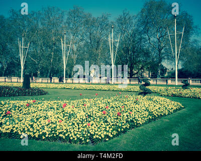 Giardini vicino a Buckingham Palace e il Canada Gate, London, England, Regno Unito, GB. Foto Stock