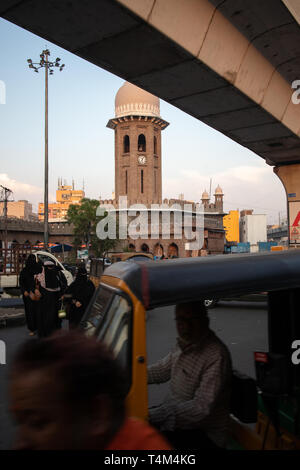 Chiamato dopo il secondo figlio di ultimo Nizam di Hyderabad,Moazzam Jah, la storica torre dell orologio è stato costruito nel 1935 ed è una meta turistica molto destinati Foto Stock