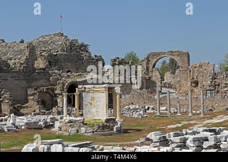 Teatro e Vespasiano Gate, lato, Provincia di Antalya, Turchia Foto Stock