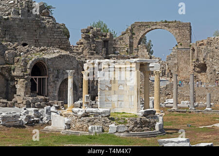 Teatro e Vespasiano Gate, lato, Provincia di Antalya, Turchia Foto Stock