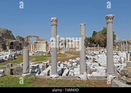 Teatro e Vespasiano Gate, lato, Provincia di Antalya, Turchia Foto Stock