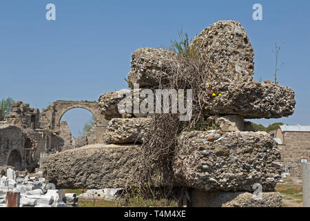 Teatro e Vespasiano Gate, lato, Provincia di Antalya, Turchia Foto Stock