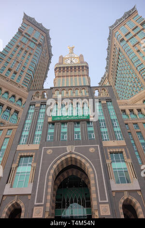 Skyline con Abraj Al Bait (Royal Clock Tower Makkah) a La Mecca, Arabia Saudita. Foto Stock