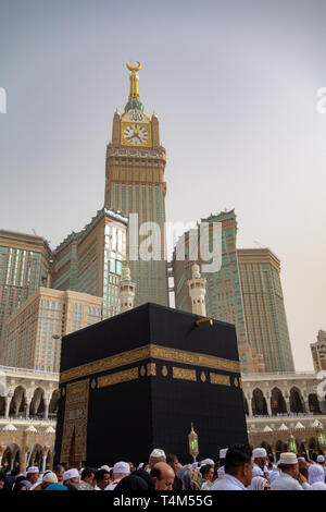 Skyline con Abraj Al Bait (Royal Clock Tower Makkah) a La Mecca, Arabia Saudita. Foto Stock