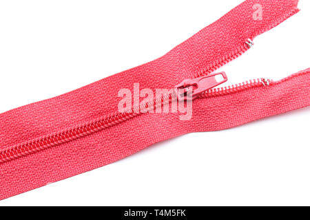 Red zipper closeup isolati su sfondo bianco Foto Stock