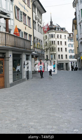 San Gallo, SG / Svizzera - Aprile 8, 2019: vista del centro storico della città nella città svizzera di Sankt Gallen con persone passeggiate e shopping Foto Stock