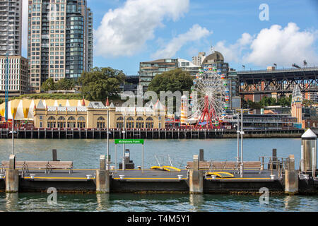Il Luna Park di Sydney con ruota panoramica Ferris e punto Mcmahons ferry wharf,Sydney , Australia Foto Stock